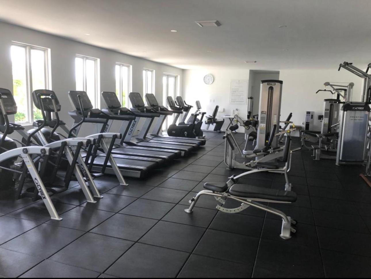 Westmoreland Hills - Mount Standfast - St James - Full Gym Membership セントジェームス エクステリア 写真